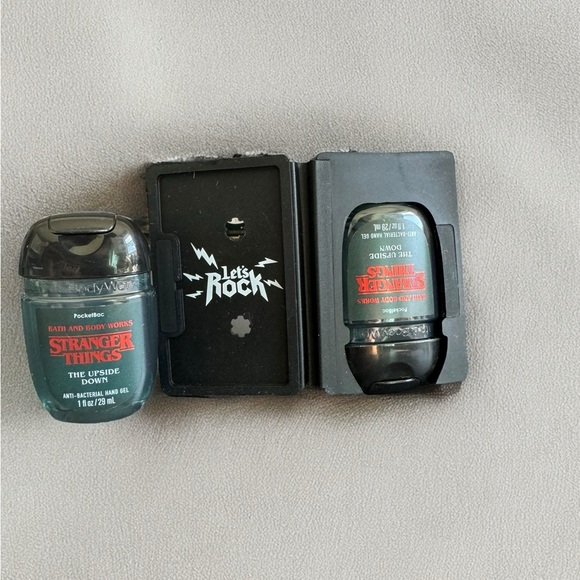 STRANGER THINGS *FOR EDDIE* POCKET BAC W/ 2 *THE UPSIDE DOWN * HAND SANITIZERS - Picture 4 of 4
